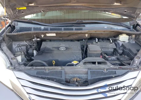 2015 Toyota Sienna Xle 8 Passenger z USA, uszkodzony, nr VIN 5TDYK3DC4FS605793